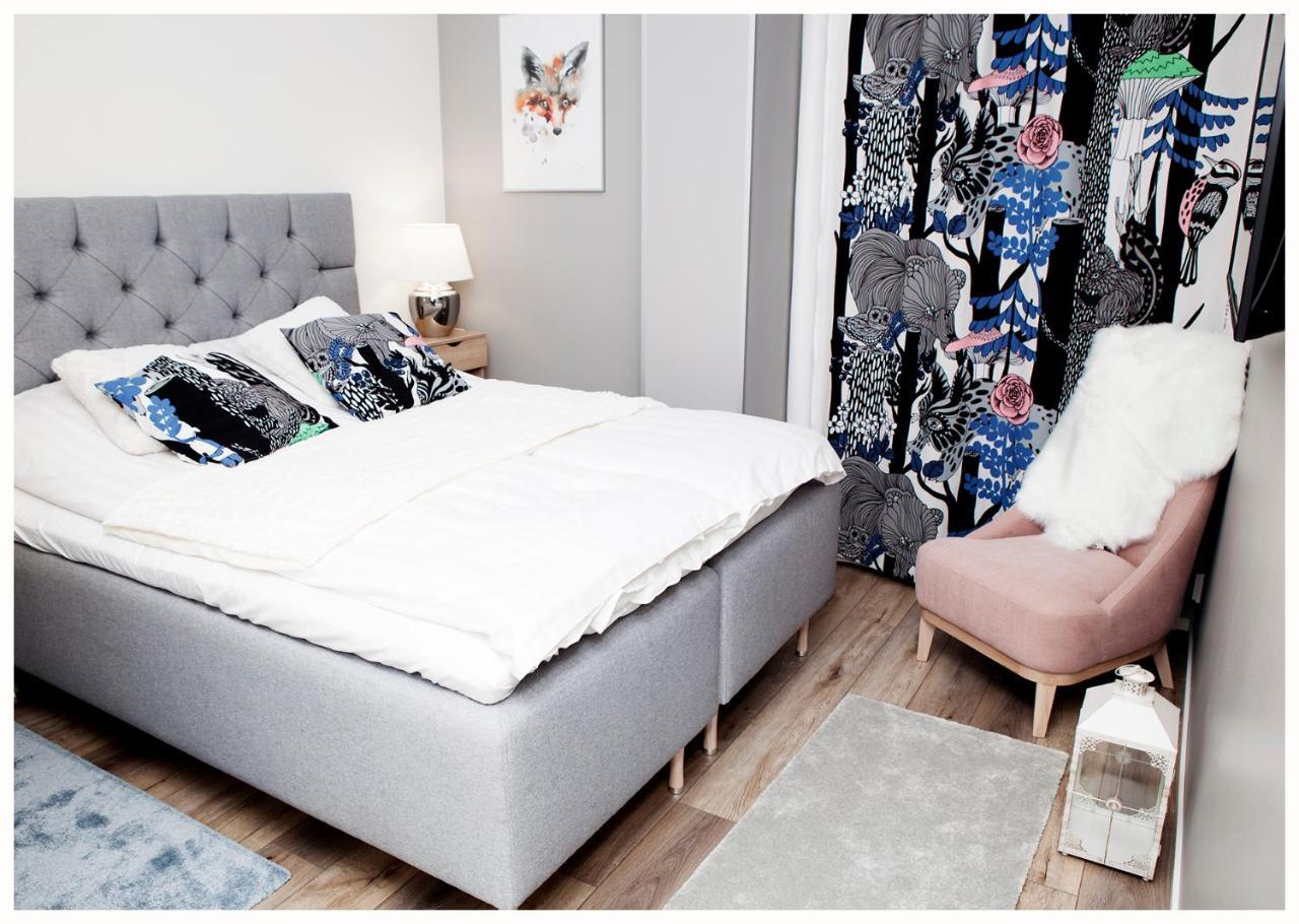 Crystal Arctic Suites Rovaniemi Esterno foto A bedroom with a bed and a chair