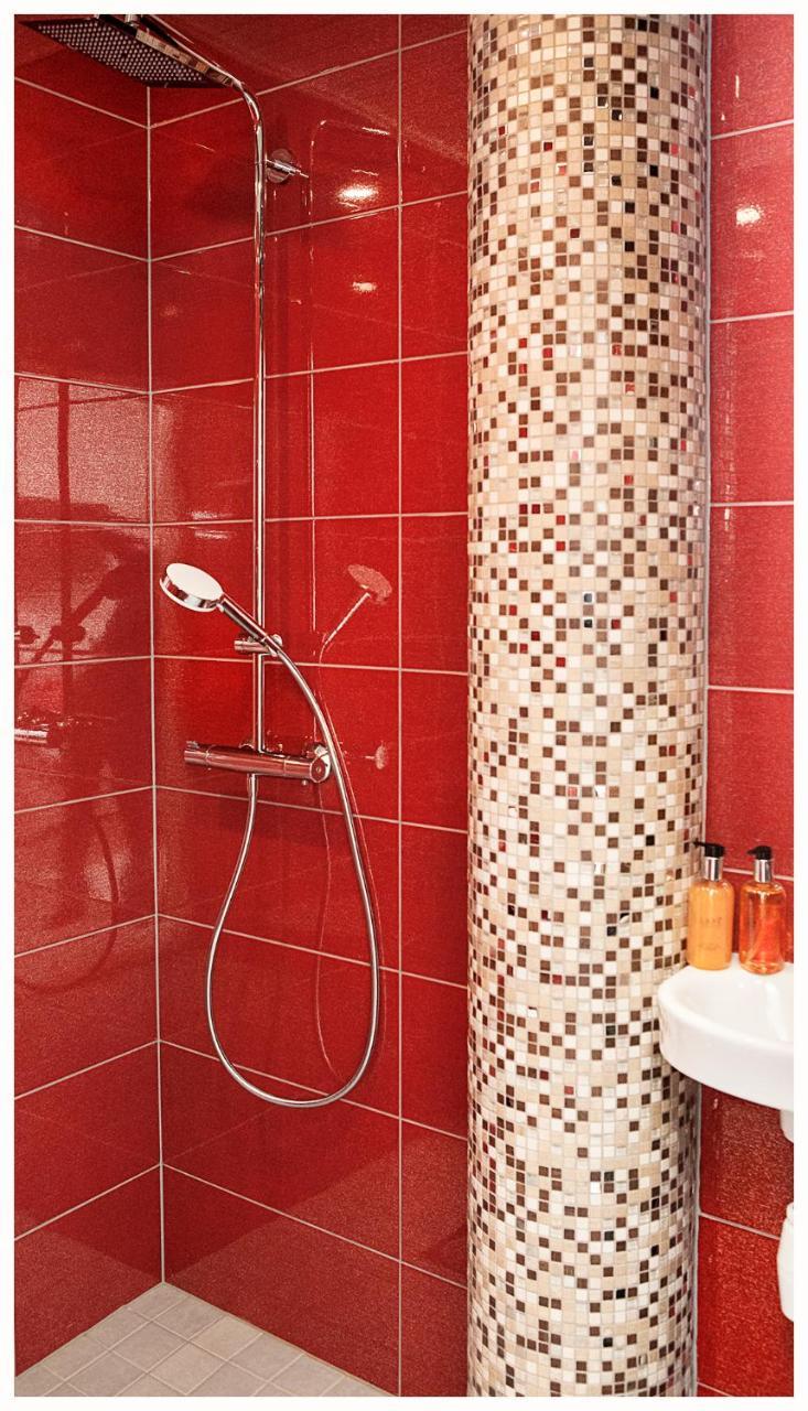 Crystal Arctic Suites Rovaniemi Esterno foto Bathroom tiles