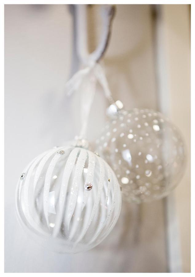 Crystal Arctic Suites Rovaniemi Esterno foto A photograph of a white and clear glass bauble